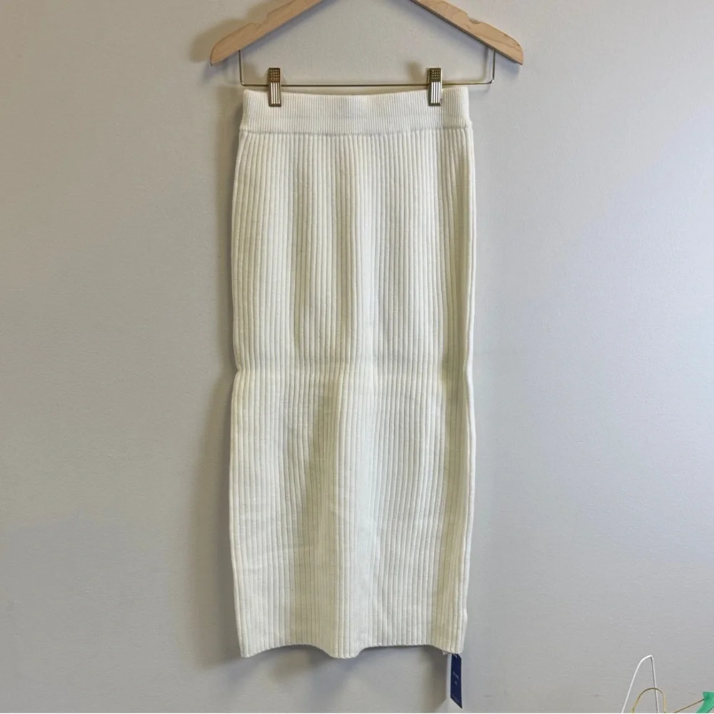 Chic White Ribbed Pencil Skirt - Picture 3 of 4